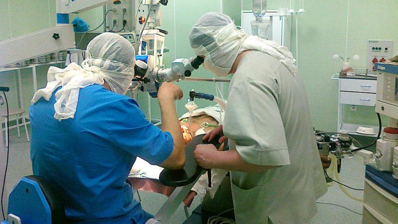 Как проходит удаление позвоночной грыжи лазером