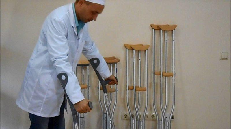 Как правильно ходить на костылях