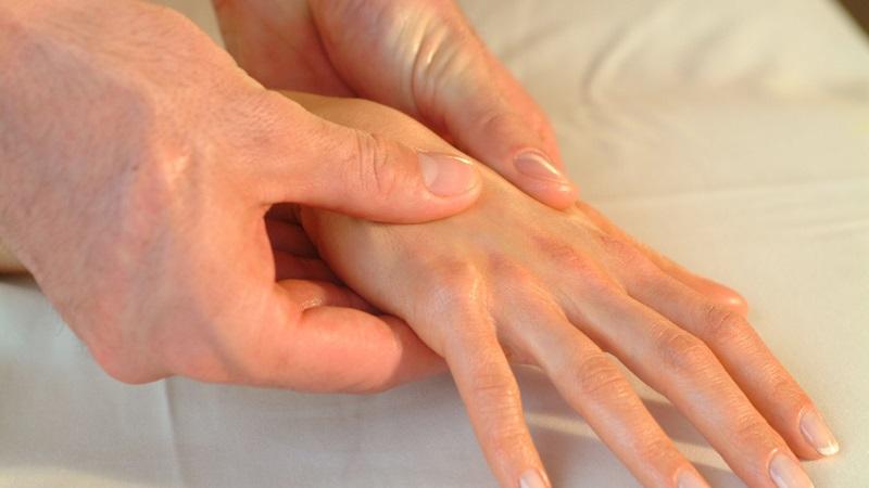 Что делать, если болит кисть руки