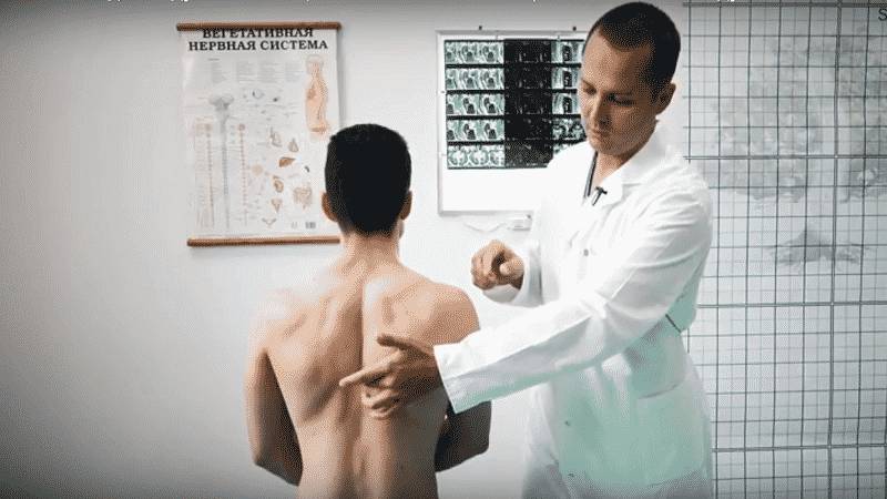 Что делать при боли под лопатками